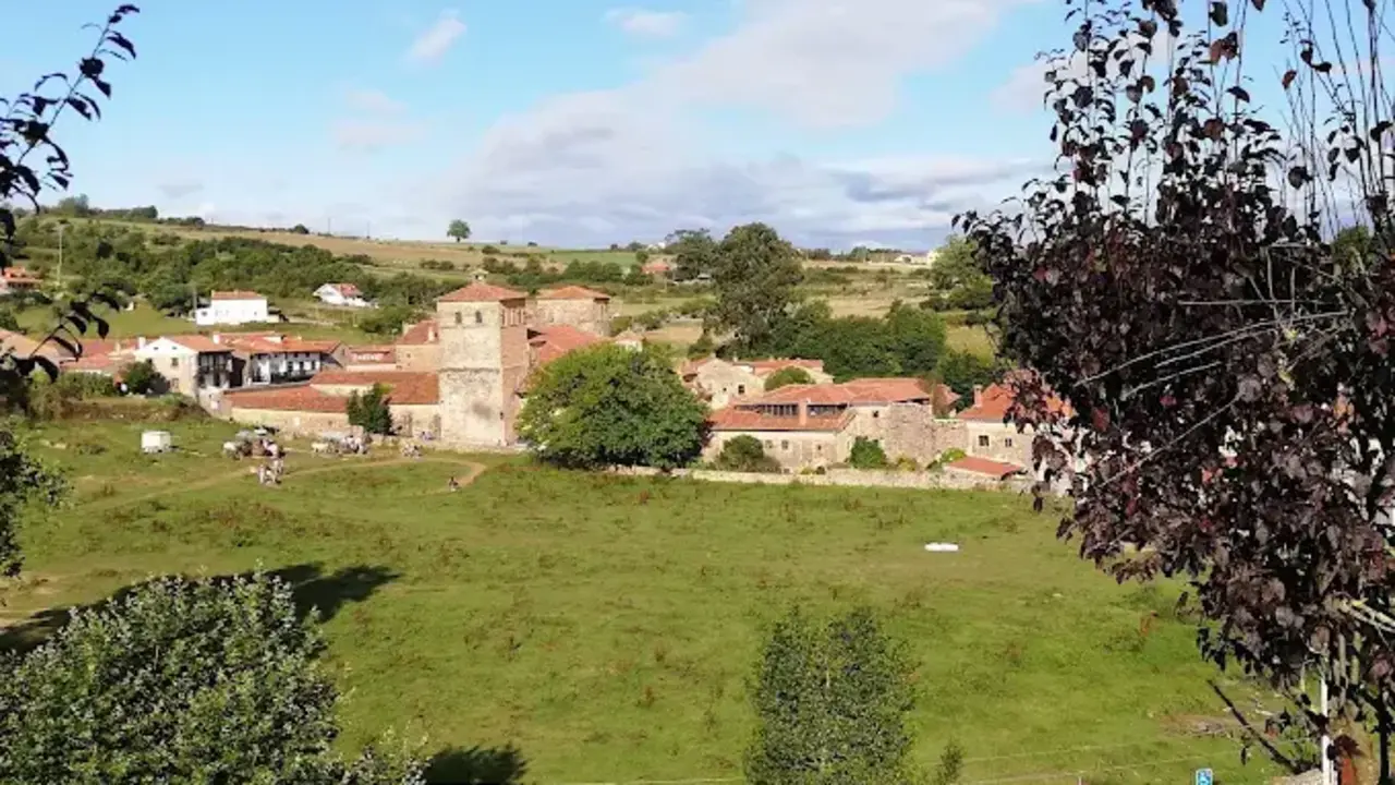 Recorrer pueblos hist&oacute;ricos, subir a los Picos de Europa o descubrir cuevas prehist&oacute;ricas son solo algunos de los planes que convierten a Cantabria en un destino imprescindible. / A.E