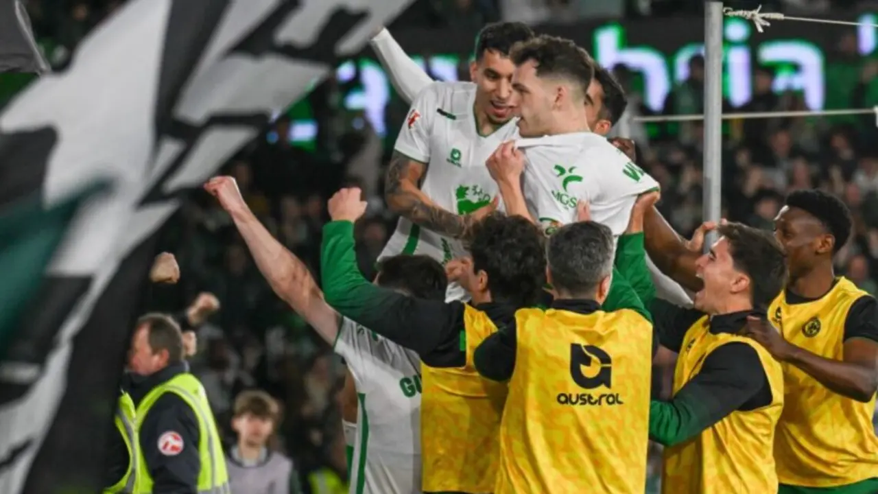 Los jugadores suplentes del Racing alzan a I&ntilde;igo Vicente tras marcar su gol.LALIGA