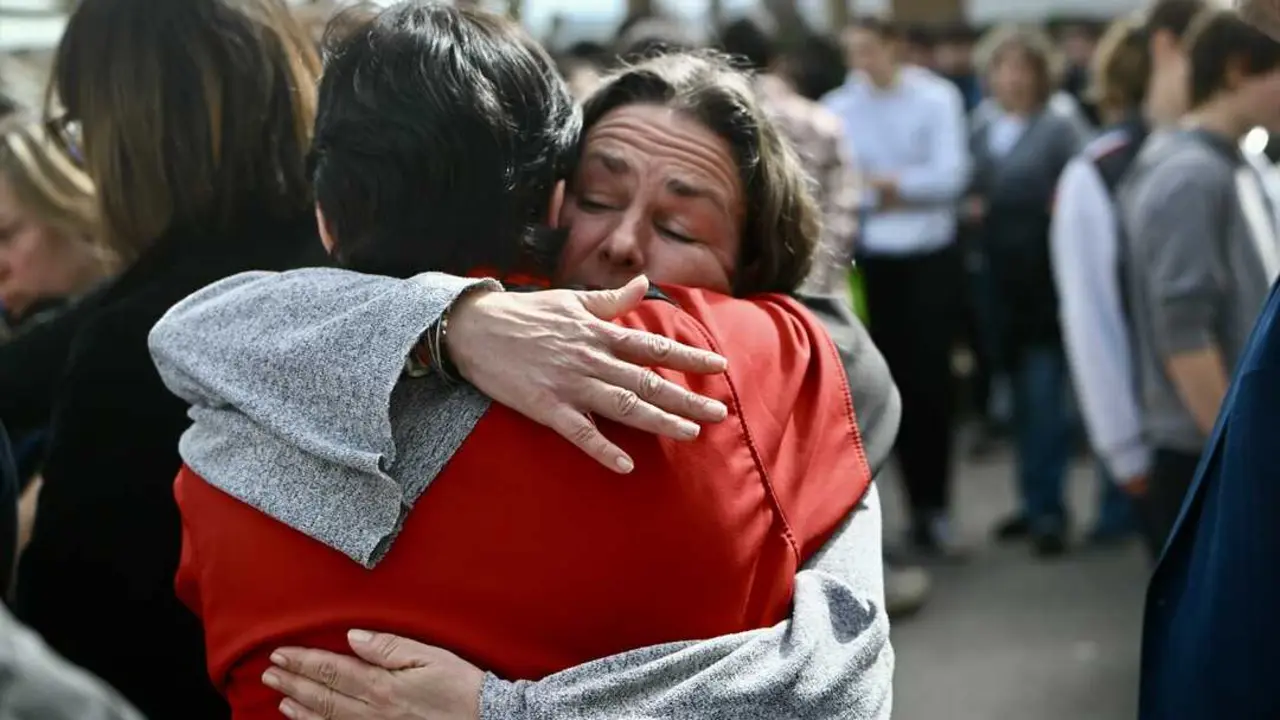 Varias personas durante el minuto de silencio en homenaje a los estudiantes fallecidos en el derrumbe de una pasarela costera, en el CIFP La Granja de Heras, a 4 de marzo de 2026, en Santander, Cantabria (Espa&ntilde;a). Cinco estudiantes fallecieron ayer, martes 3 de marzo, al hundirse una pasarela en El Bocal de Santander y se busca a otra persona. El grupo, con edades pr&oacute;ximas a los veinte a&ntilde;os, era de estudiantes del CIFP La Granja de Heras. leer menos

Firma: Nacho Cubero / Europa Press