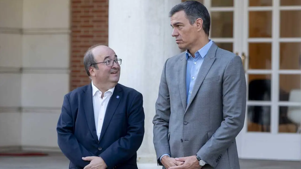 El presidente del Gobierno, Pedro S&aacute;nchez (d), y el entonces ministro Miquel Iceta (i), en el Palacio de la Moncloa en una imagen de archivo, en pleno contexto de las revelaciones del caso Koldo.
