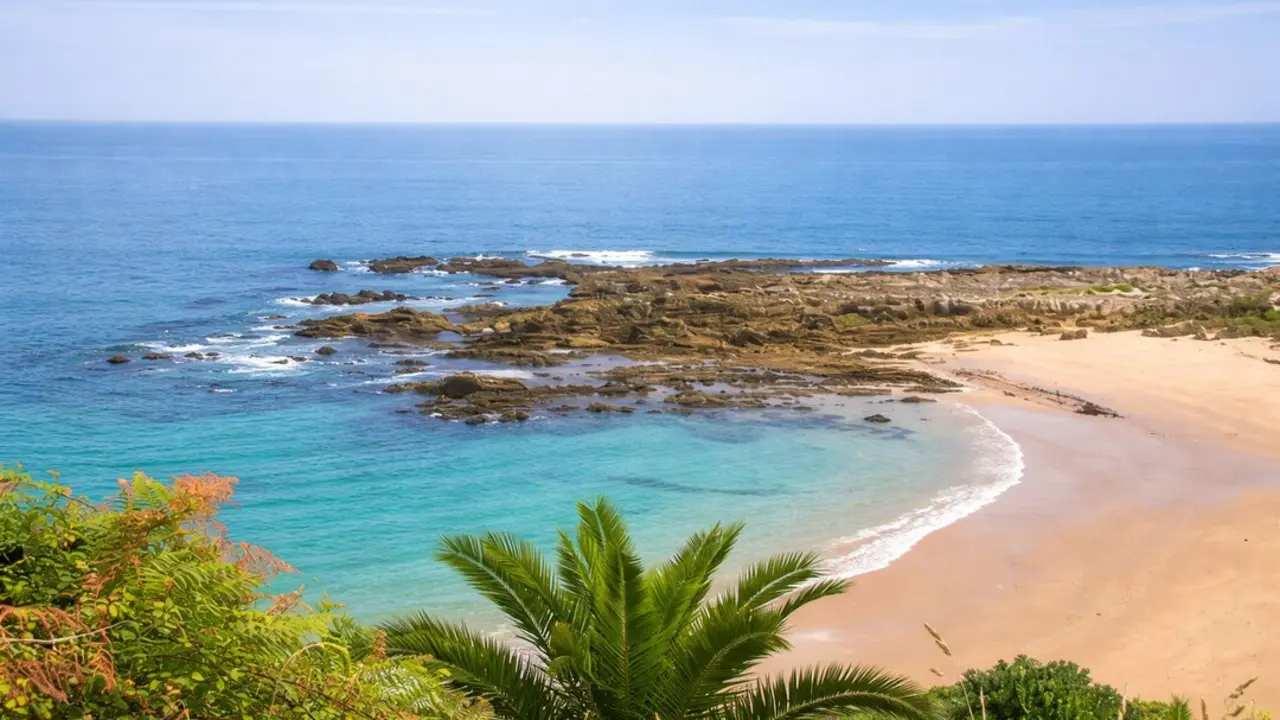 En Pech&oacute;n, un peque&ntilde;o pueblo entre las r&iacute;as de Tina Mayor y Tina Menor, algunas playas desaparecen bajo el Cant&aacute;brico. / T.C