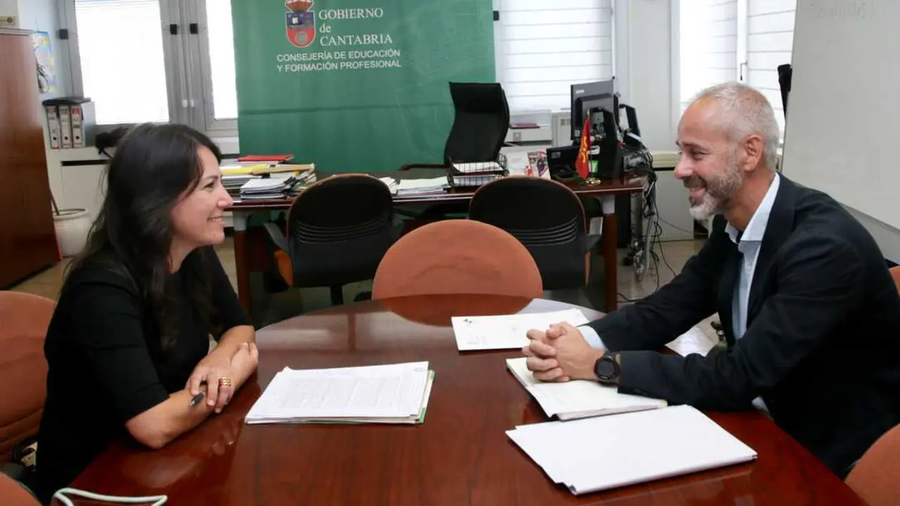 El consejero de Educaci&oacute;n, Sergio Silva, y la presidenta de la Junta de Personal Docente, Rus Trueba. / A.E