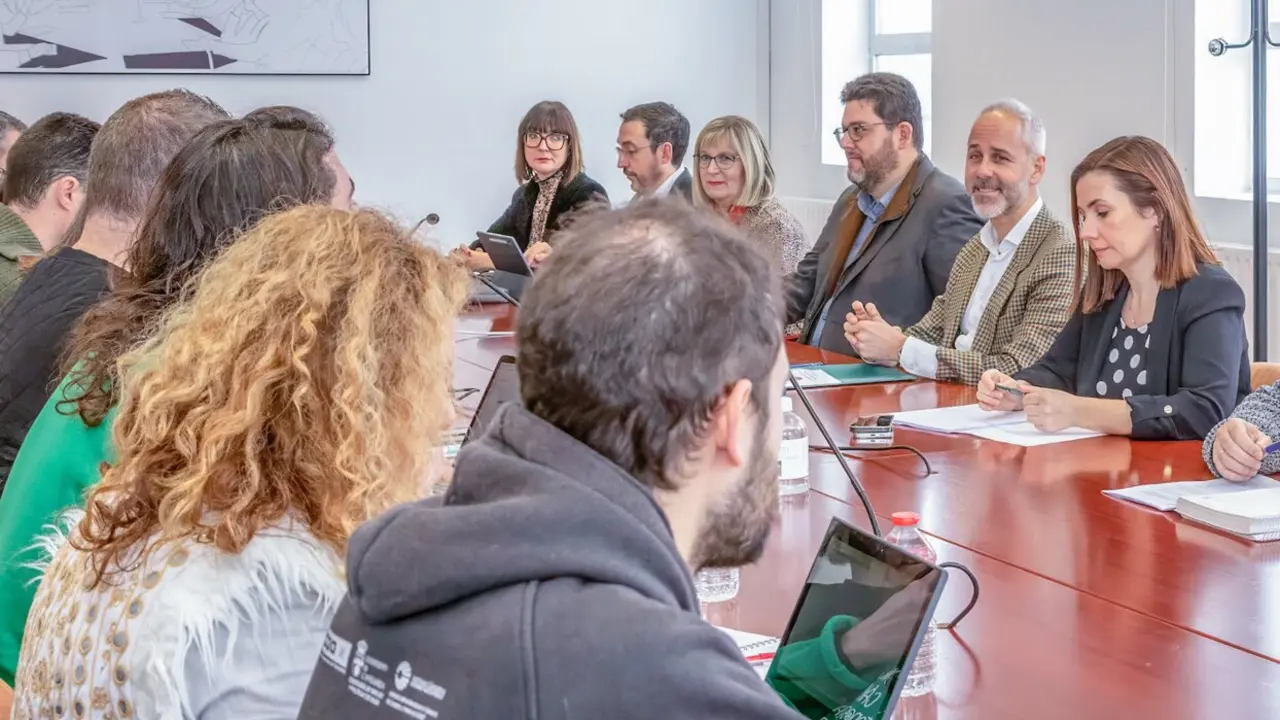 El consejero de Educaci&oacute;n, Formaci&oacute;n Profesional y Universidades, Sergio Silva, durante la reuni&oacute;n mantenida con la Junta de Personal Docente en la sede del Consejo Escolar de Cantabria para avanzar en la negociaci&oacute;n sobre la mejora salarial del profesorado.