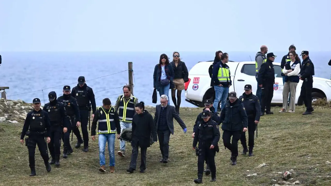 Agentes de los Servicios de Emergencias trabajan en la playa de El Bocal. / Nacho Cubero / Europa Press