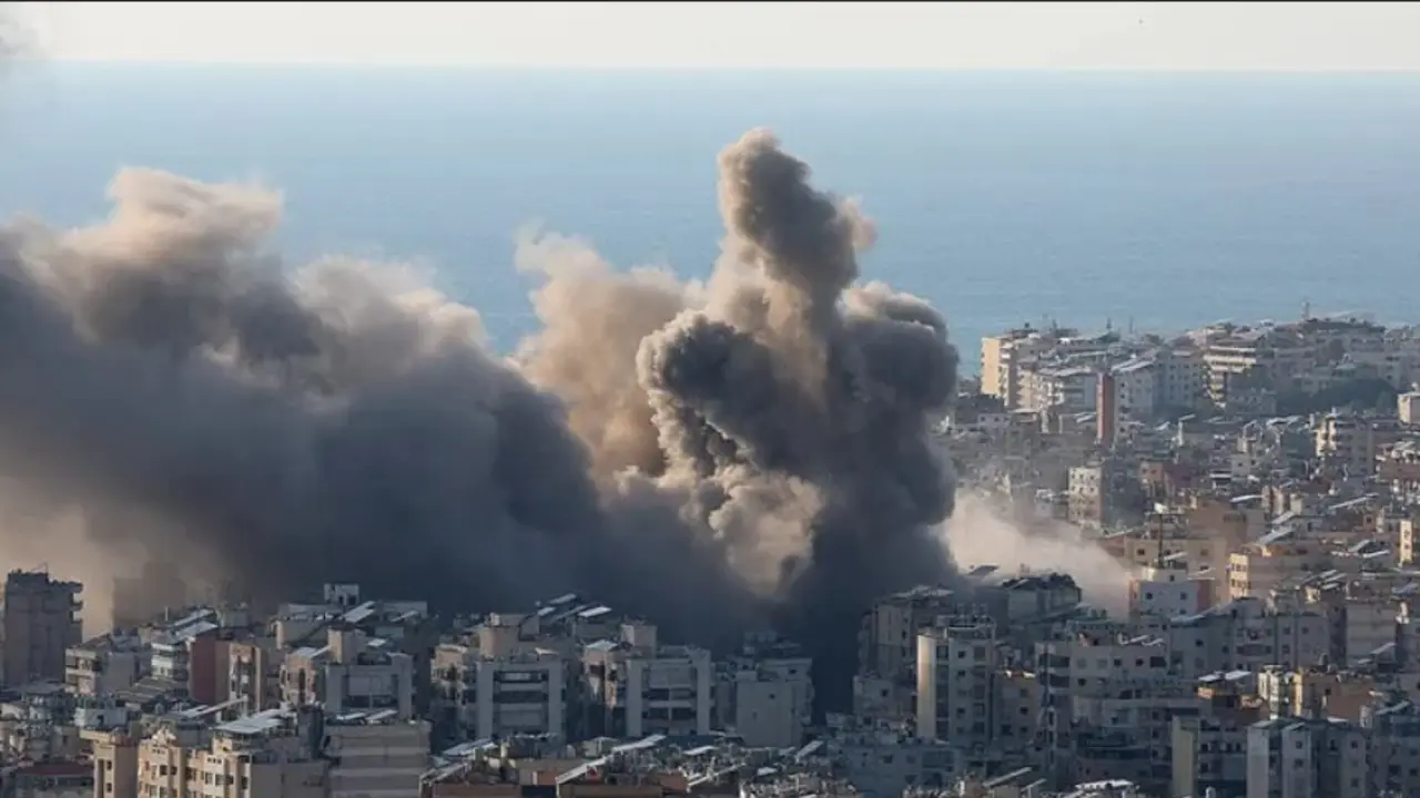 Se elevan humo y polvo tras un ataque israel&iacute; en los suburbios del sur de Beirut, tras una escalada de tensi&oacute;n entre Hezbol&aacute; e Israel en medio del conflicto entre Estados Unidos e Israel con Ir&aacute;n y el L&iacute;bano.