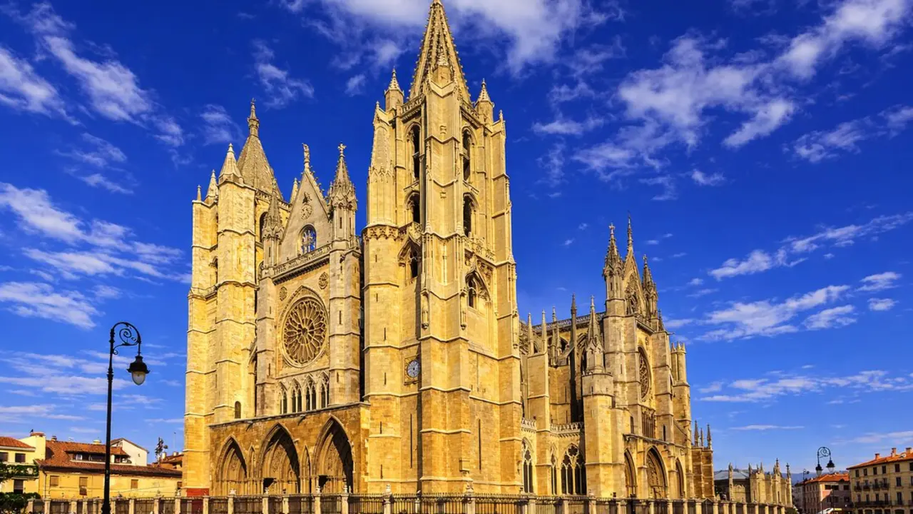 Conocida como la &ldquo;Pulchra Leonina&rdquo;, la Catedral de Le&oacute;n destaca por la espectacular colecci&oacute;n de vidrieras medievales. / i.a