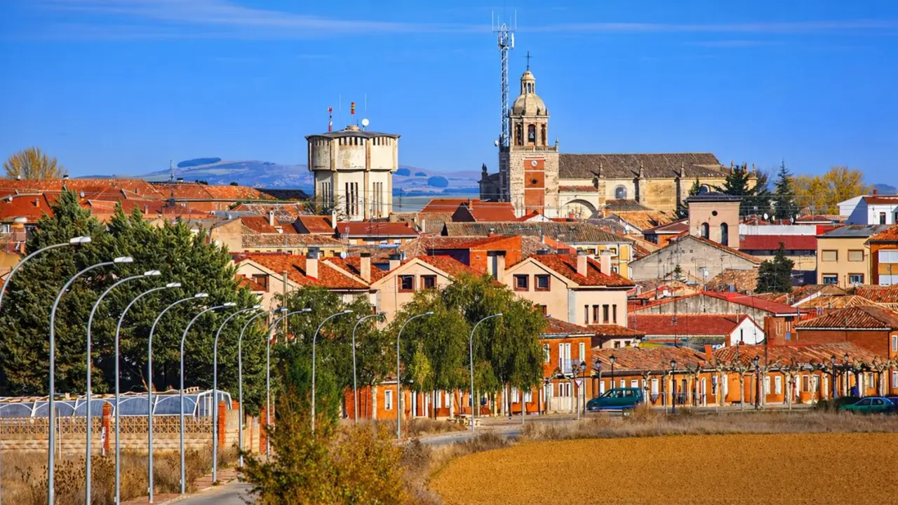 Si buscas una escapada diferente cerca de Cantabria, los pueblos de Palencia ofrecen historia. / I.A