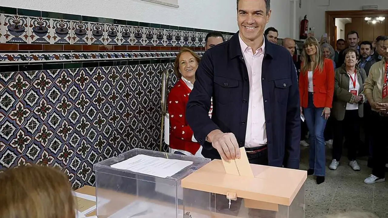 Pedro S&aacute;nchez deposita su voto en una urna durante una jornada electoral, en una imagen de archivo utilizada para ilustrar el debate sobre la identificaci&oacute;n digital de votantes.