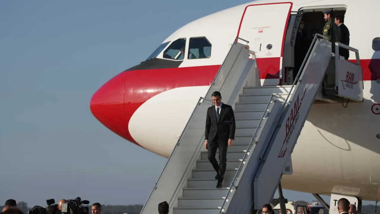 El presidente del Gobierno de Espa&ntilde;a, Pedro S&aacute;nchez (i), baja del avi&oacute;n presidencial, Falcon. / EP
