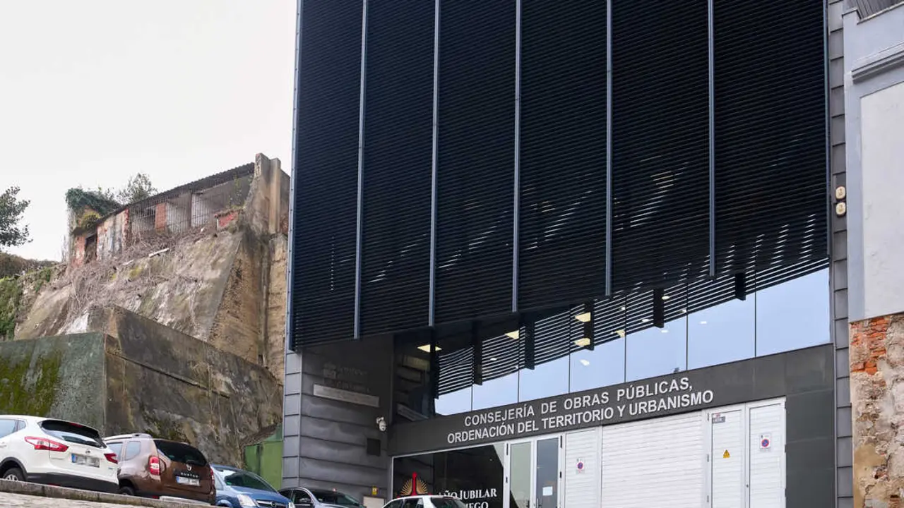 La fachada de la Consejer&iacute;a de Obras P&uacute;blicas, Ordenaci&oacute;n del Territorio y Urbanismo de Cantabria. / J. m.s.a-ep