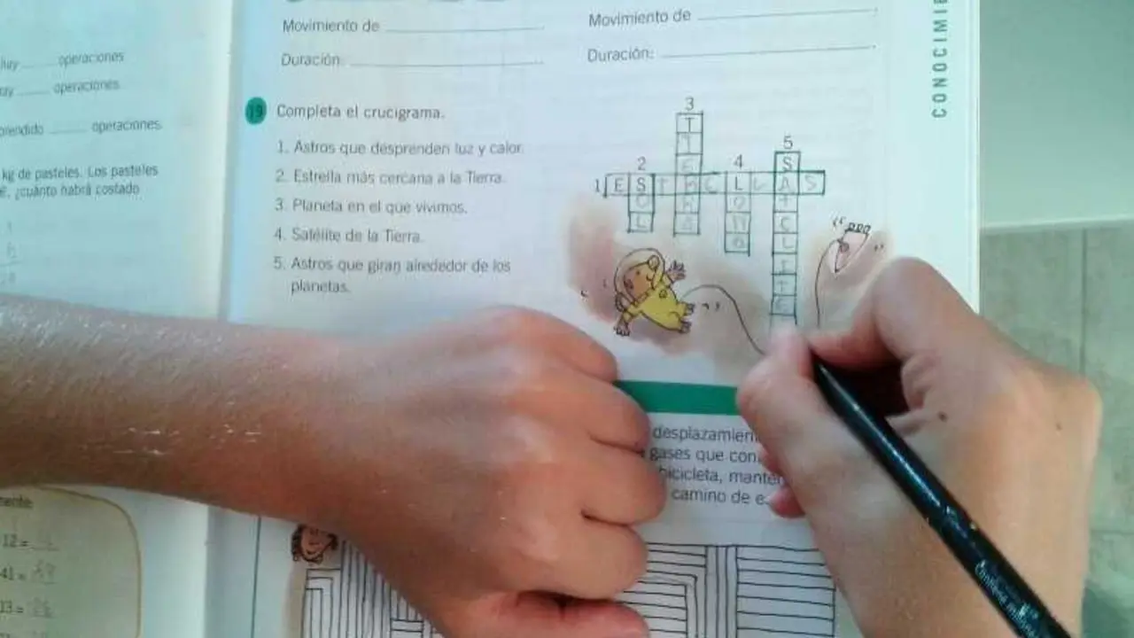 Expertos explican que elegir bien el horario y crear un entorno tranquilo mejora la concentraci&oacute;n de los ni&ntilde;os al hacer deberes. / EP