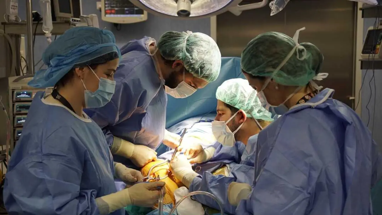 Una intervenci&oacute;n quir&uacute;rgica en Valdecilla. / H.V. / Alerta