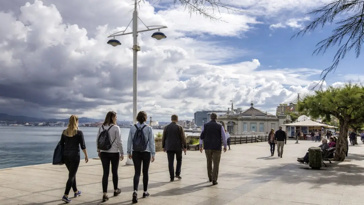 Varias personas por el Paseo Pereda de Santander. IA