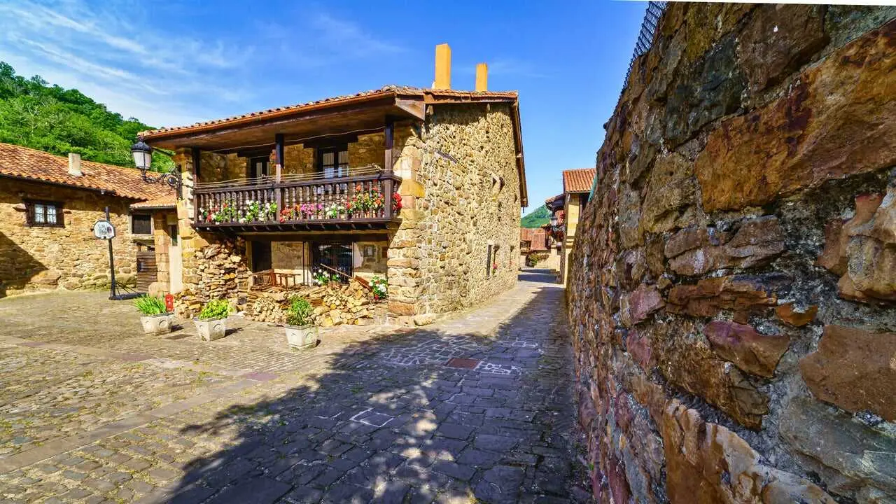 Entre monta&ntilde;as y bosques del valle de Cabu&eacute;rniga se encuentra B&aacute;rcena Mayor, uno de los pueblos m&aacute;s bonitos de Cantabria. / La Sexta
