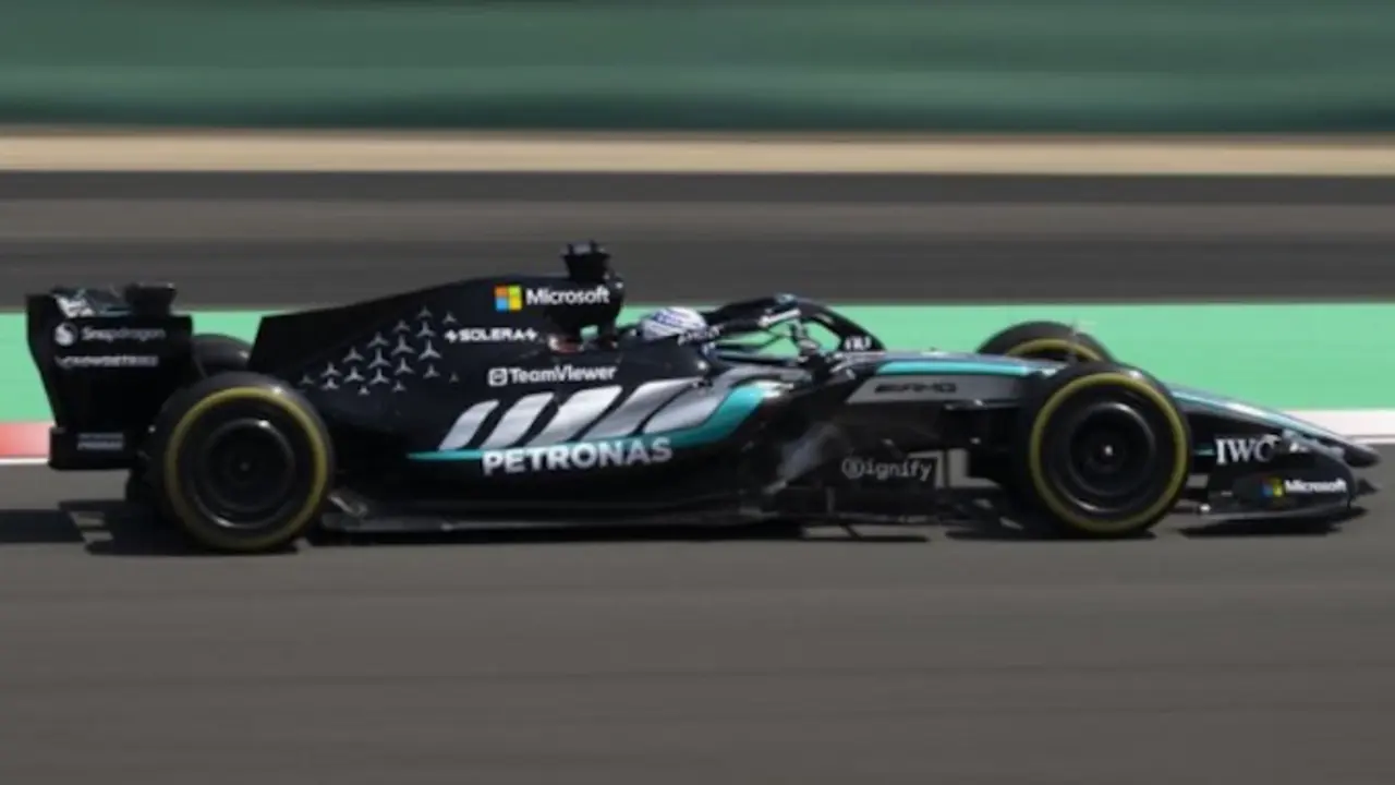 George Russell, durante la clasificaci&oacute;n sprint del GP de China al volante del Mercedes W17 en el circuito de Shangh&aacute;i.