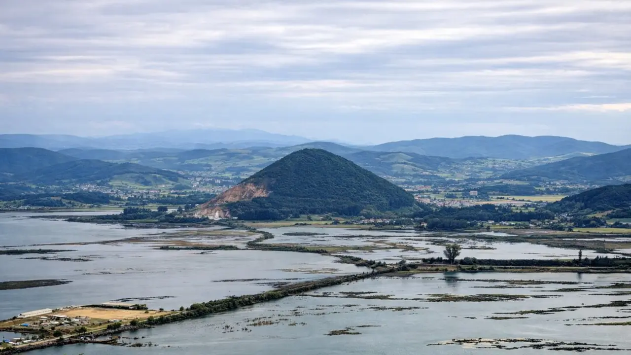 . Situado en Escalante, este monte de 186 metros sobresale sobre las marismas con una forma piramidal que lo convierte en uno de los paisajes m&aacute;s reconocibles del entorno. / T.C