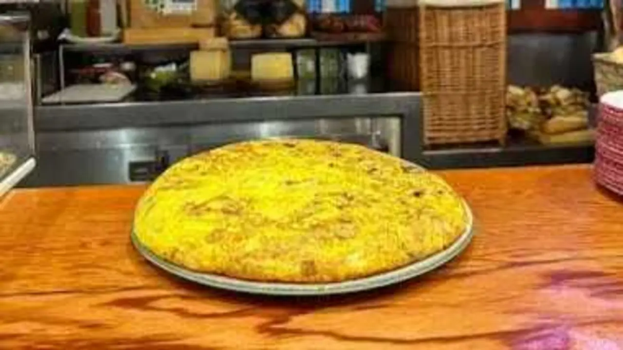 A un paso de Cantabria, en pleno coraz&oacute;n de Donostia, existe un bar donde la tortilla de patata se ha convertido en toda una instituci&oacute;n gastron&oacute;mica. / A.E
