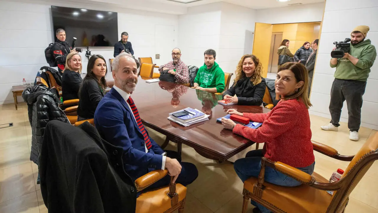 La presidenta de Cantabria, Mar&iacute;a Jos&eacute; S&aacute;enz de Buruaga, y el consejero de Educaci&oacute;n, Formaci&oacute;n Profesional y Universidades, Sergio Silva, se re&uacute;nen con los representantes de las organizaciones sindicales docente. / Alerta / Archivo