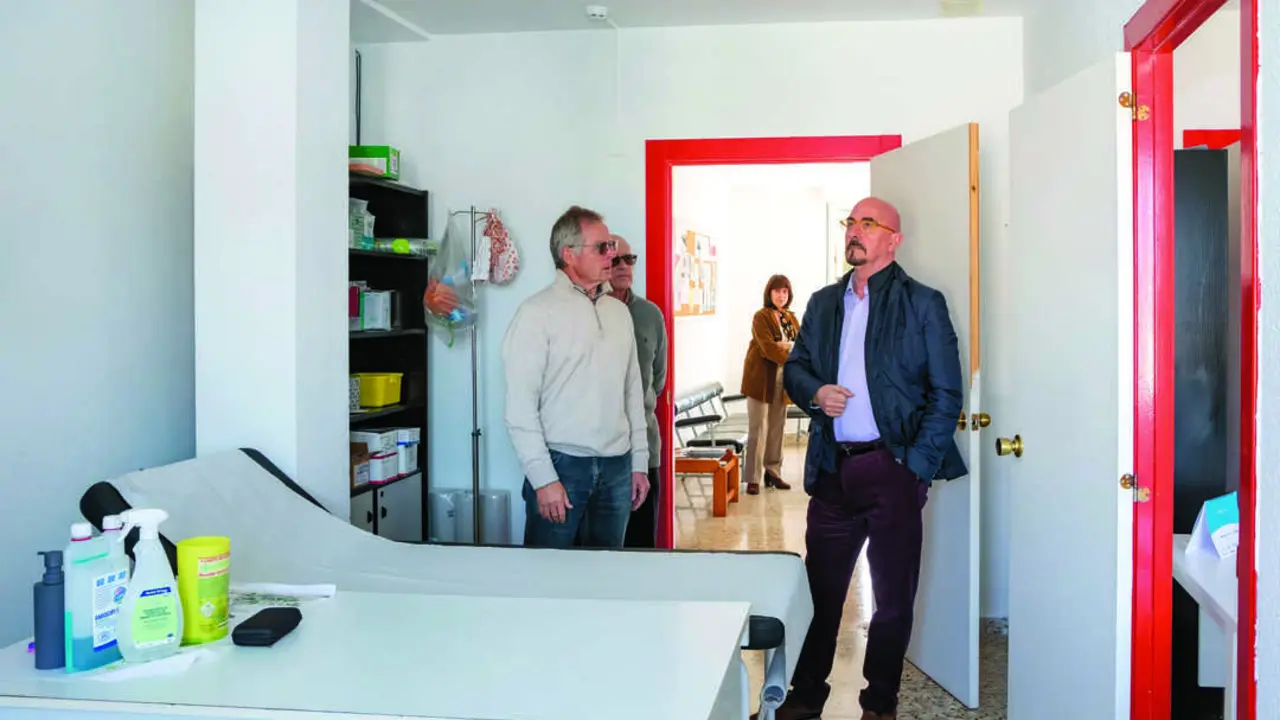El consejero de Salud, C&eacute;sar Pascual, visita el consultorio m&eacute;dico de Cueto. / Alerta