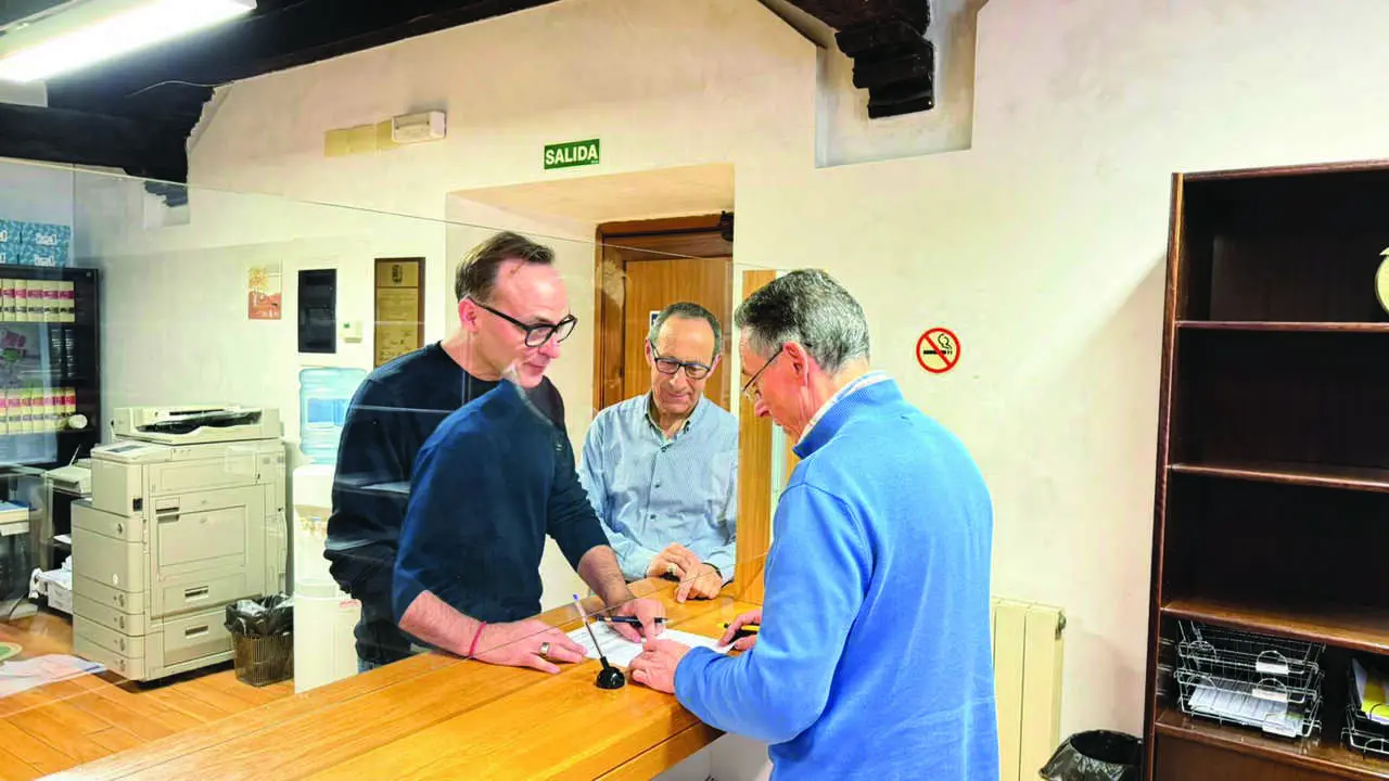 El secretario general y portavoz del PSOE en Reinosa, Sergio Balbont&iacute;n, presenta la moci&oacute;n de censura contra el PP. / Alerta