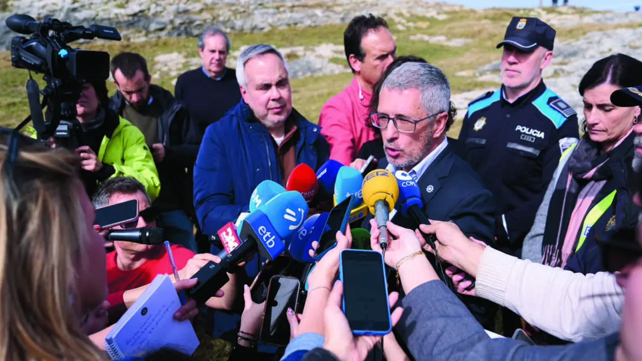 El secretario de Estado de Medio Ambiente, Hugo Mor&aacute;n, atiende a los medios. / nacho cubero - ep / archivo