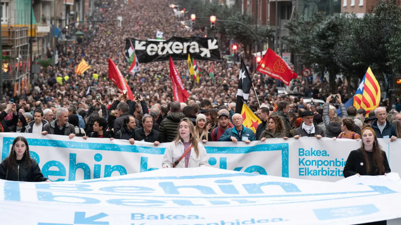 ECientos de personas durante una protesta convocada por SARE para reivindicar los derechos de los presos de ETA. / EP