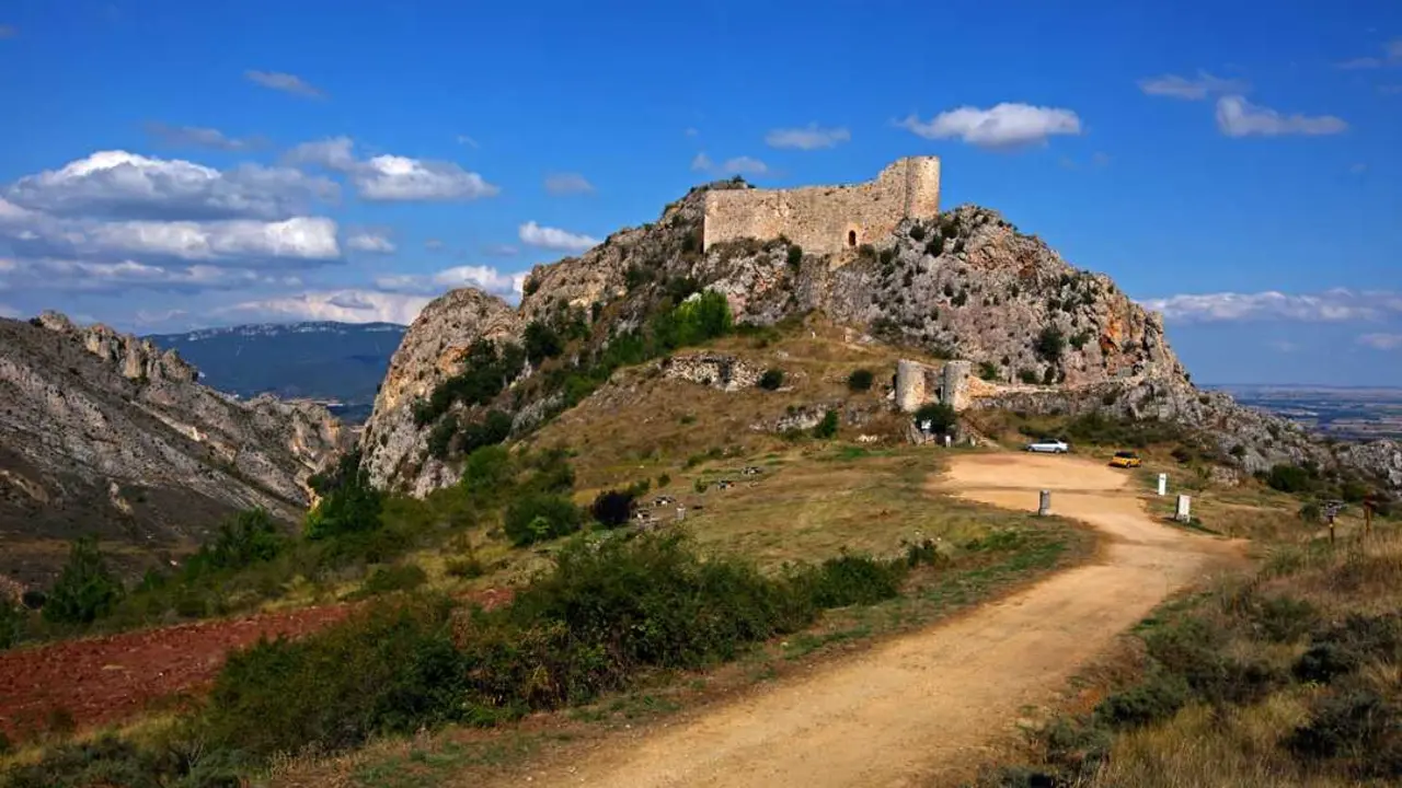 Situado en un enclave natural privilegiado, Poza de la Sal conserva un patrimonio hist&oacute;rico y paisaj&iacute;stico que lo convierte en uno de los destinos m&aacute;s interesantes de la provincia de Burgos. / A.E