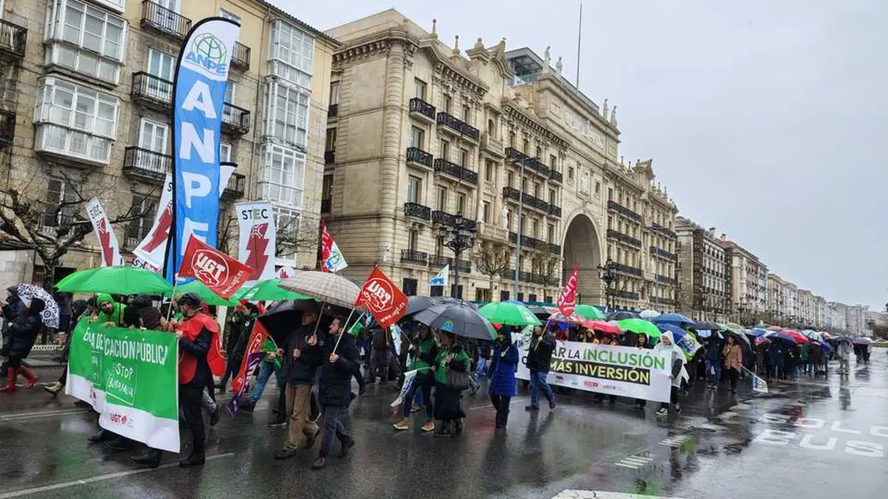 Un millar de docentes desaf&iacute;an a la lluvia en Santander. / EP