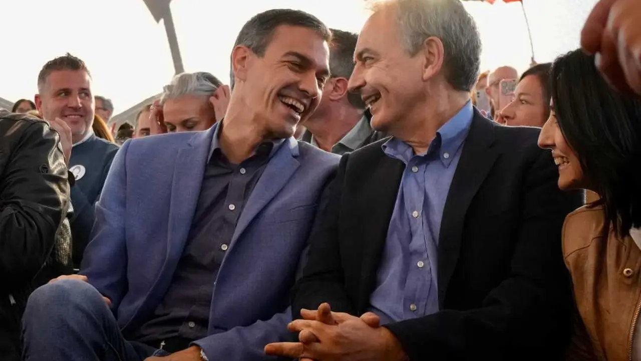 El presidente del Gobierno, Pedro S&aacute;nchez (i) y el expresidente del Gobierno Jos&eacute; Luis Rodr&iacute;guez Zapatero (d). / EP