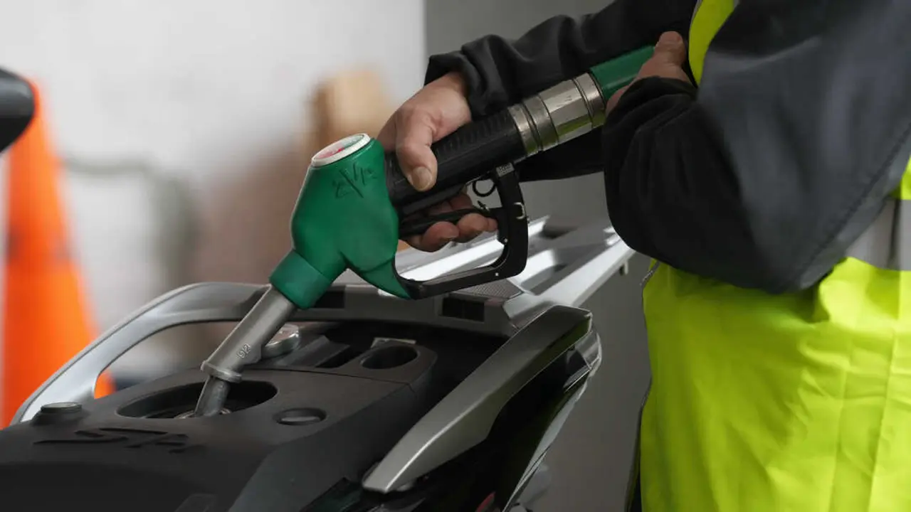 Una persona echa combustible. / EP