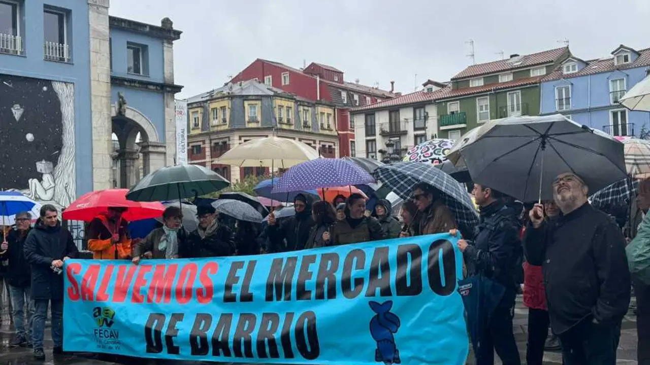 Vecinos convocados por la comisi&oacute;n Salvemos el Mercado de Puertochico realizaron una protesta bajo la lluvia. / alerta