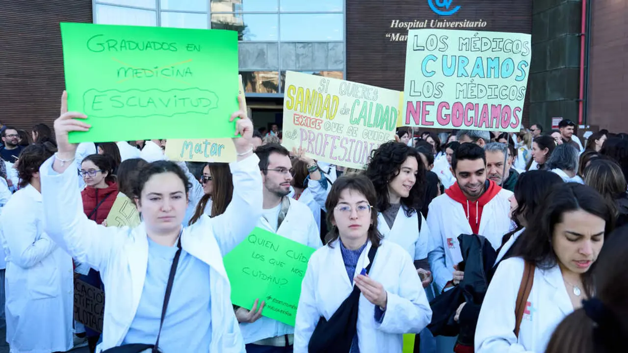 Decenas de m&eacute;dicos durante una concentraci&oacute;n. / EP