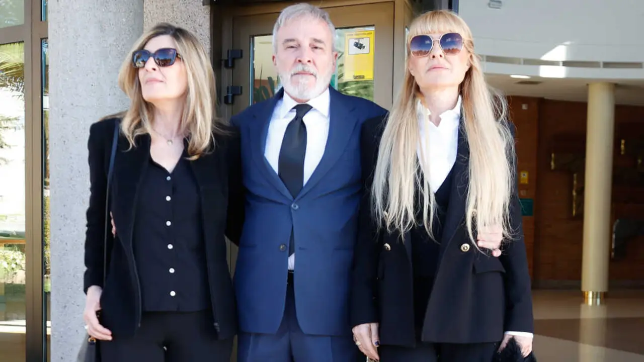 Natalia, Fernando y Cayetana Guill&eacute;n Cuervo en el Tanatorio Parcesa La Paz de Tres Cantos, para dar el &uacute;ltimo adi&oacute;s a Gemma Cuervo. / EP