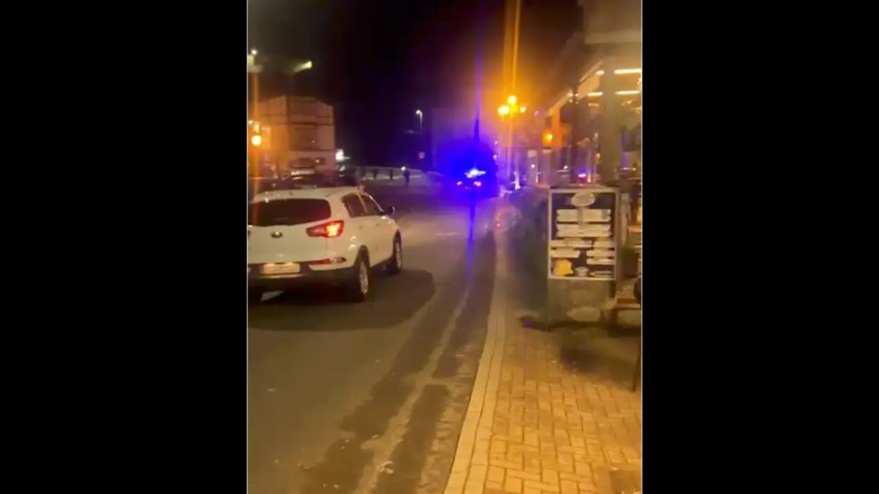 Veh&iacute;culos de la Guardia Civil acuden durante la noche a las inmediaciones del centro de menores de Mio&ntilde;o tras el aviso de vecinos por incidentes en la zona.
