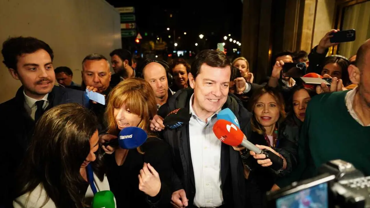 Alfonso Fern&aacute;ndez Ma&ntilde;ueco atiende a los medios tras conocerse los resultados de las elecciones auton&oacute;micas de Castilla y Le&oacute;n, en las que el PP se consolida como primera fuerza.