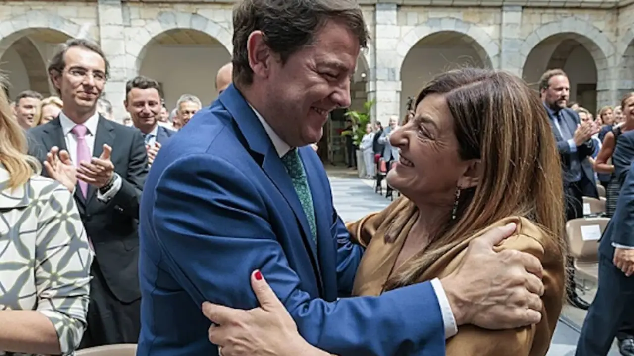 El presidente de la Junta de Castilla y Le&oacute;n, Alfonso Fern&aacute;ndez Ma&ntilde;ueco, y la presidenta de Cantabria, Mar&iacute;a Jos&eacute; S&aacute;enz de Buruaga, se saludan durante un acto institucional en una imagen de archivo.