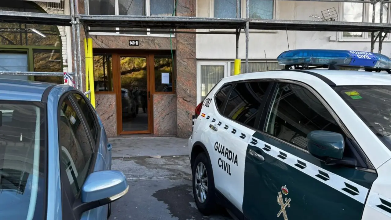 Portal del edificio Gorostegui, en Pedre&ntilde;a, donde la Guardia Civil investiga el presunto asesinato de una mujer de 64 a&ntilde;os a manos de su pareja.