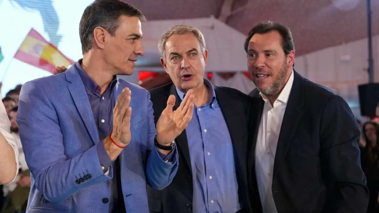 I-D) El presidente del Gobierno, Pedro S&aacute;nchez; el expresidente del Gobierno Jos&eacute; Luis Rodr&iacute;guez Zapatero y el ministro de Transportes y Movilidad Sostenible, &Oacute;scar Puente. / EP