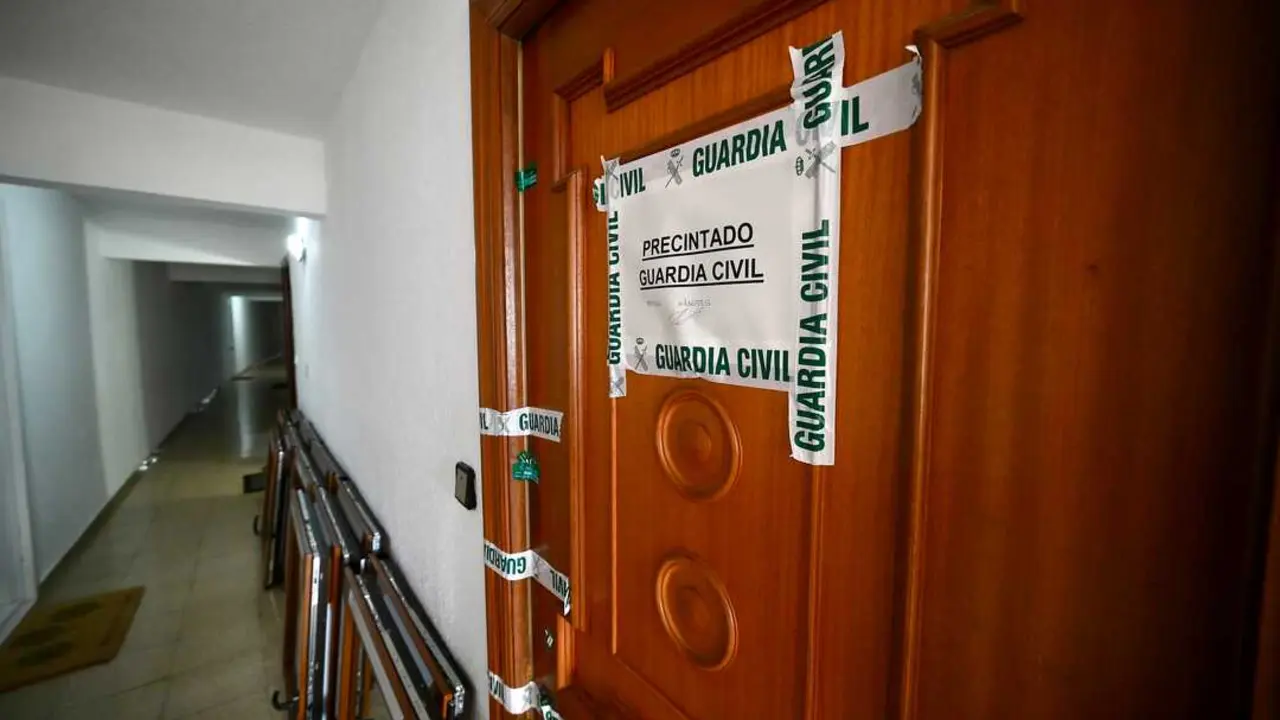 Puerta de la vivienda donde se produjo el crimen. / alerta