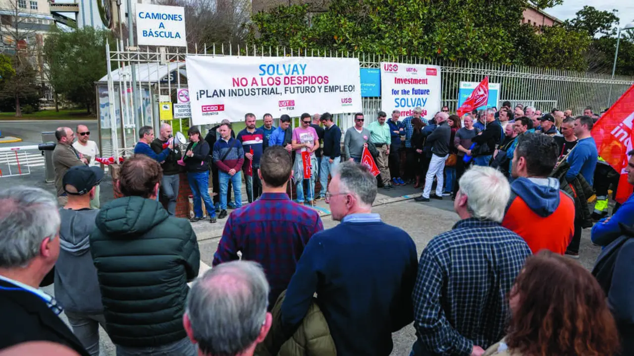 Concentraci&oacute;n de los trabajadores de Solvay a la puerta de la planta de Barreda. / alerta / archivo