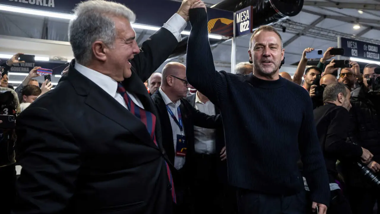 Laporta quiere blindar el futuro del Bar&ccedil;a con la continuidad de Hansi Flick y una estructura deportiva s&oacute;lida. / EP