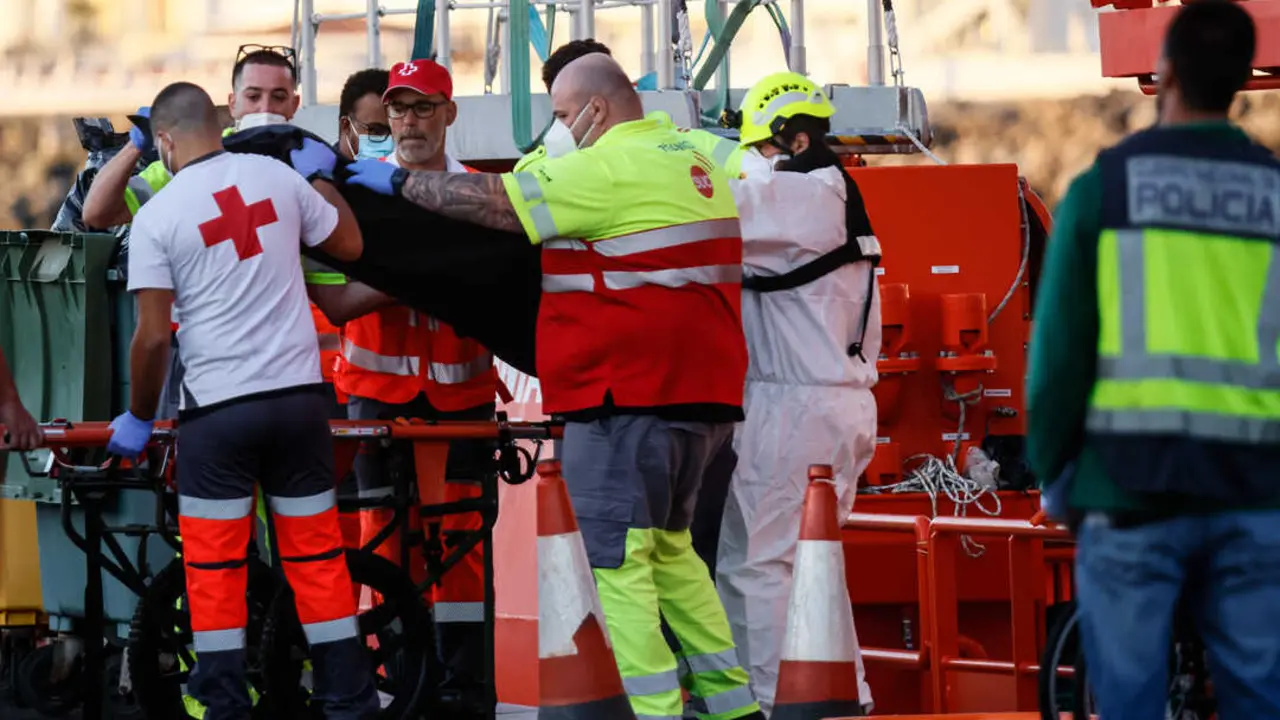 Varios migrantes son rescatados y trasladados por Salvamento Mar&iacute;timo al puerto de Arguinegu&iacute;n. / EP