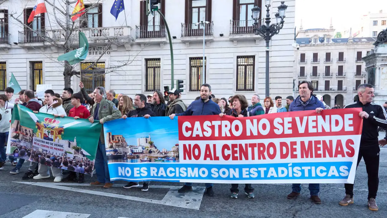 Un grupo de personas durante una concentraci&oacute;n de vecinos contra la llegada de menores extranjeros no acompa&ntilde;ados. / EP