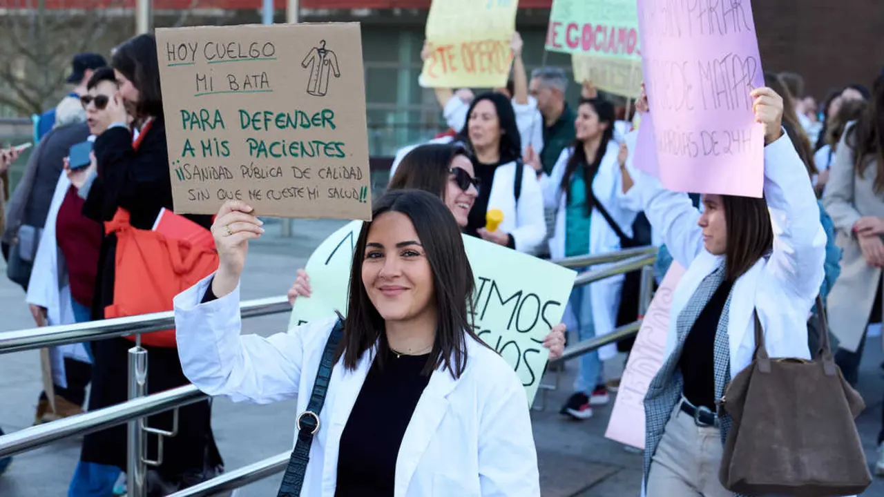 Decenas de m&eacute;dicos durante una concentraci&oacute;n convocada por el Sindicato M&eacute;dico. / EP