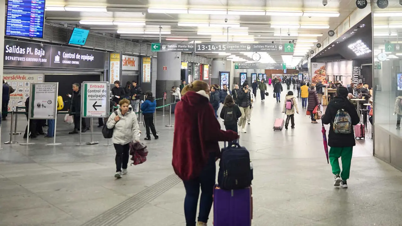 Pasajeros caminan por la estaci&oacute;n Madrid-Puerta de Atocha. / EP