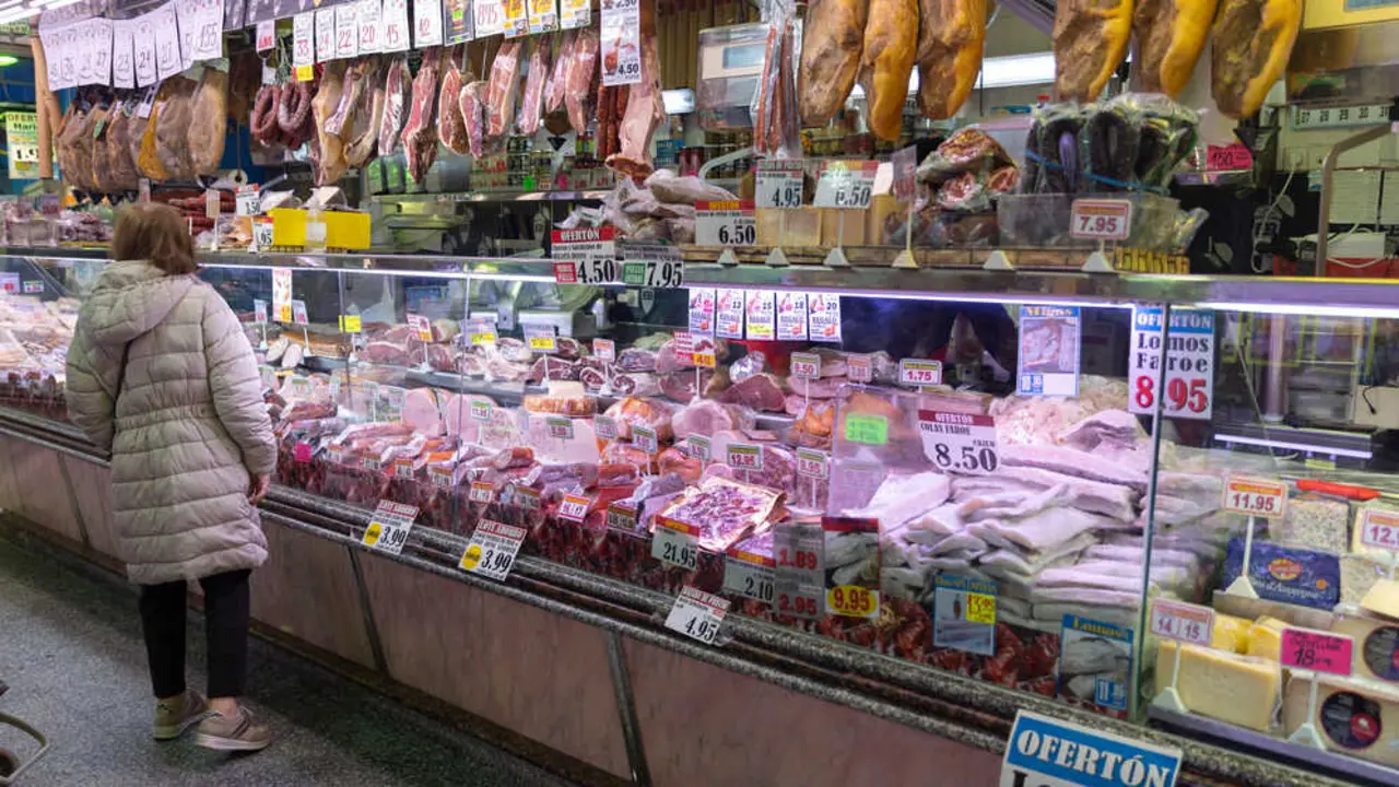 Una mujer compra en una charcuter&iacute;a. / EP