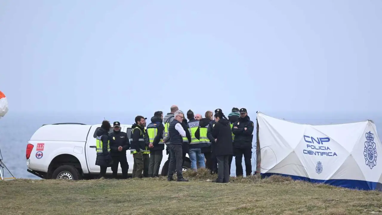 Agentes de los Servicios de Emergencias trabajan en la playa de El Bocal. / EP