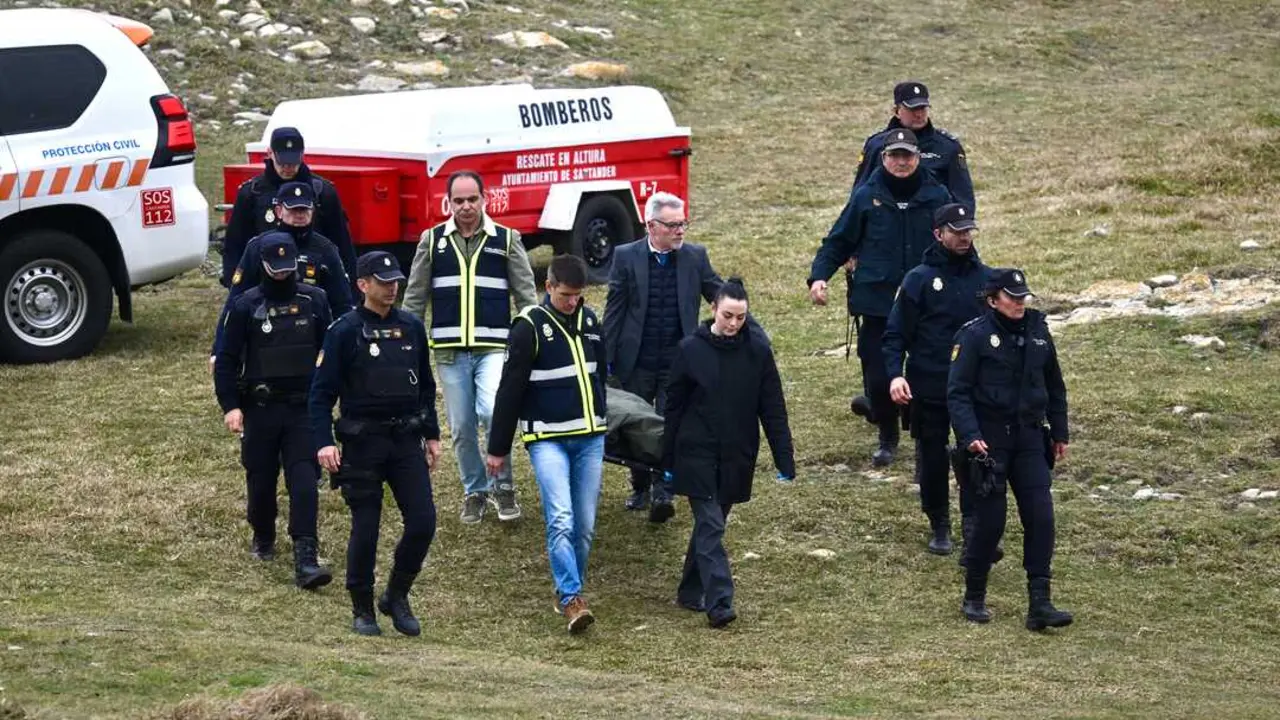 Agentes de los Servicios de Emergencias trabajan en la playa de El Bocal. / EP