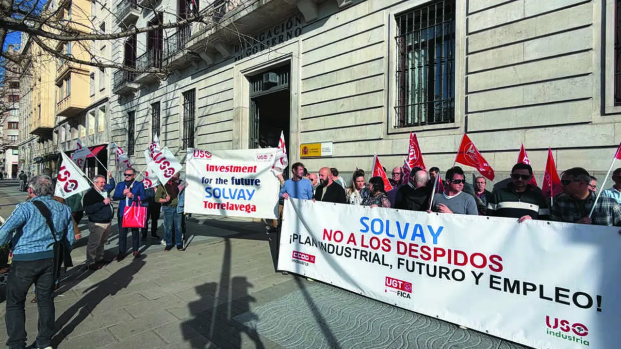 Varios trabajadores se concentraron ayer con grandes parcantas. / uso cantabria