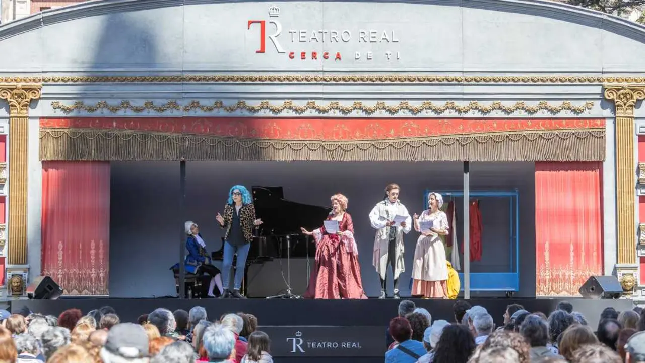 Con un escenario renovado y mayor despliegue, la Carroza inicia una gira r&eacute;cord que acercar&aacute; la &oacute;pera a miles de personas. / TEATRO REAL